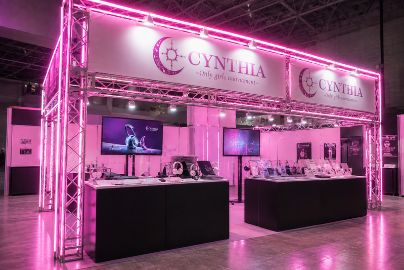ピンクのネオンとCYNTHIAのサインを使った出展スペース