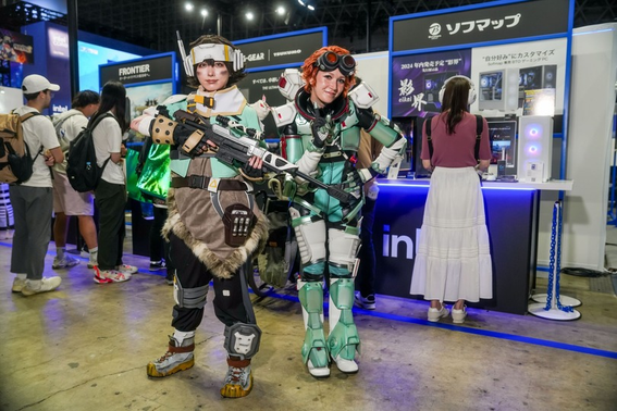 東京ゲームショウ2024のIntelブースで活動するコスプレイヤー